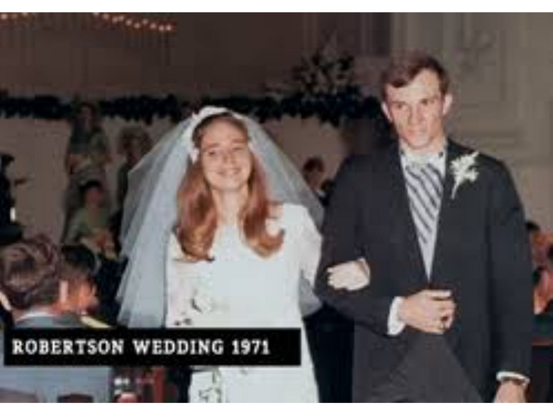 A dated wedding picture of Earl and Terry Robertson (Image via FindAGrave)